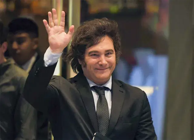 Javier Milei, arribó este sábado a La Paz para asistir a la investidura del mandatario electo de Bolivia, Rodrigo Paz Pereira