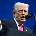 Jueza de inmigración despedida demanda al Gobierno Trump por discriminación