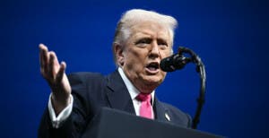 Jueza de inmigración despedida demanda al Gobierno Trump por discriminación