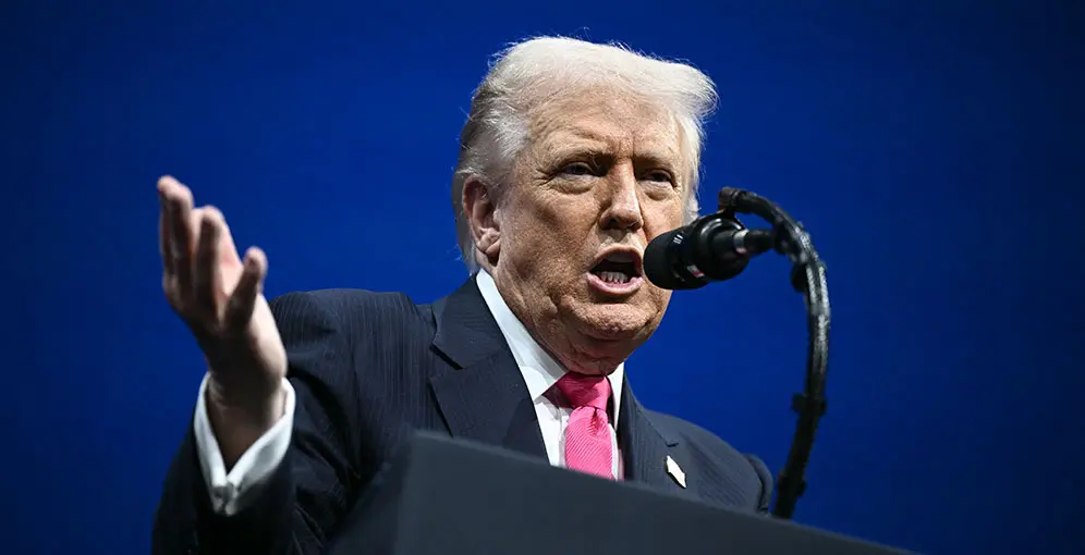 el 64 % de los latinos desaprueban a Trump, una subida de dos puntos, mientras que el 34 % lo avalan,