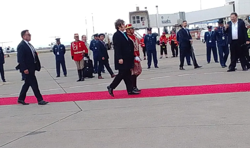 Javier Milei arriba a La Paz para asistir a la investidura de Rodrigo Paz