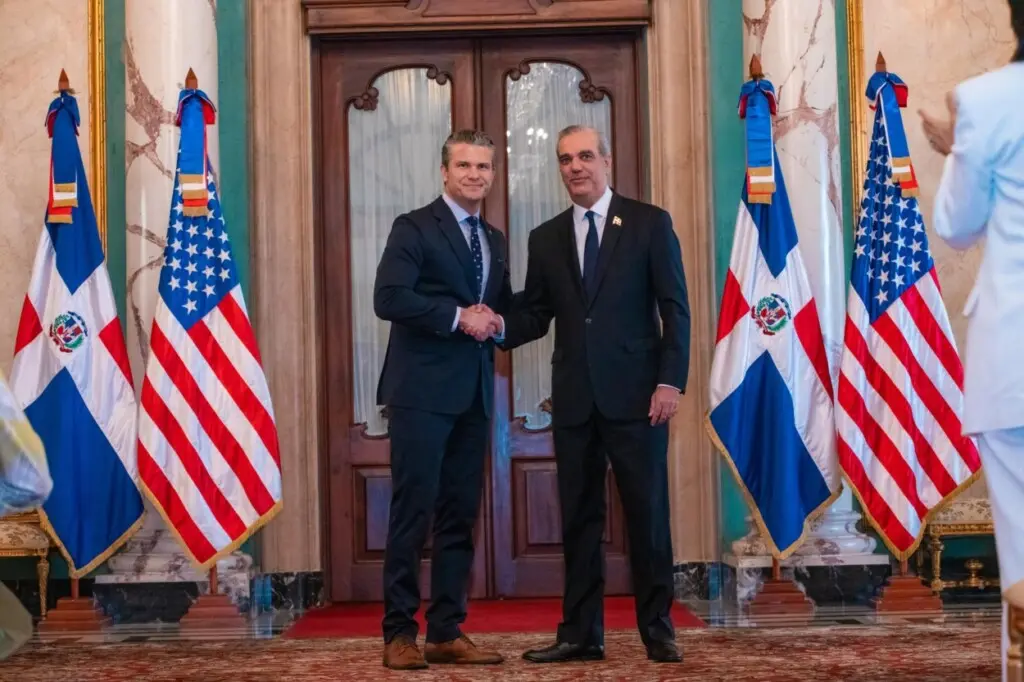 El secretario de Defensa de los Estados Unidos, Pete Hegseth y el presidente, Luis Abiader, tras ser recibido en la Casa de Gobierno de RD.
