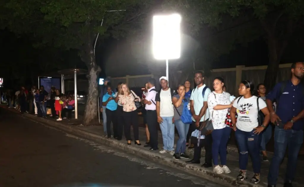 Cientos de personas esperaron por horas un transporte para poder regresar a sus hogares debido al apagón nacional./Foto Olga Lidia