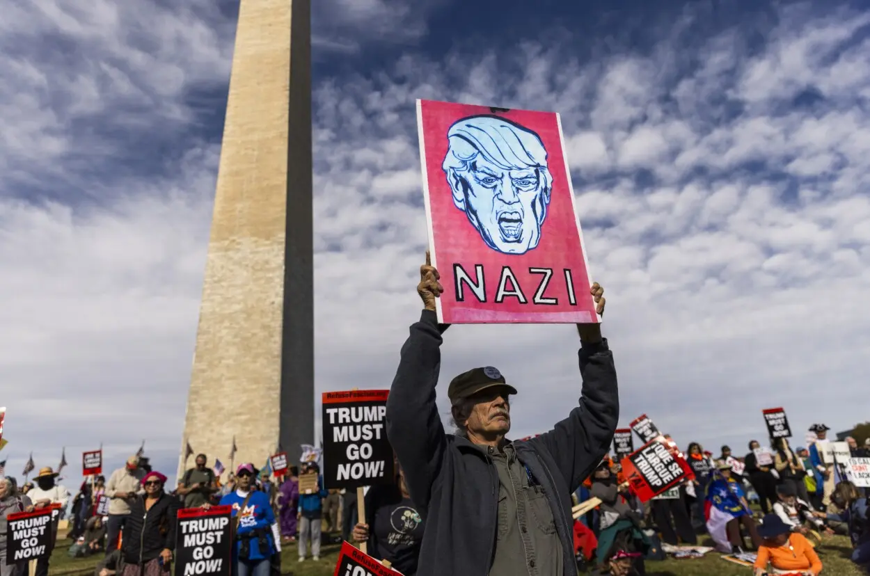 Cientos marchan en Washington pidiendo el fin del gobierno de Trump