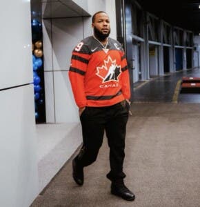 Vladimir Guerrero Jr. rinde tributo a ícono del hockey canadiense antes del Juego 7