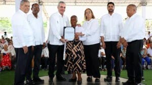 Presidente Abinader entrega 1,445 títulos de propiedad en San Cristóbal
