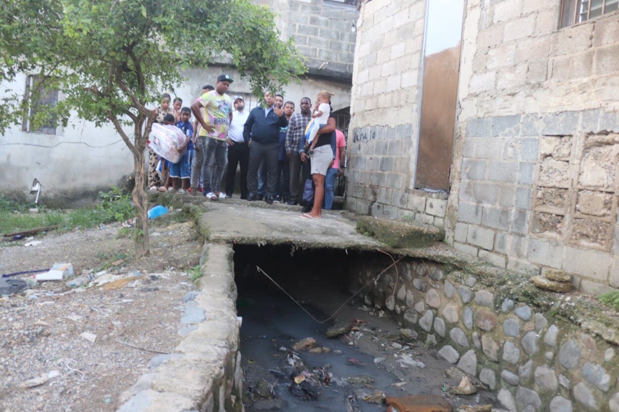 Diputado Ramón Raposo pide plan integral para sanear cañadas en Santo Domingo Norte