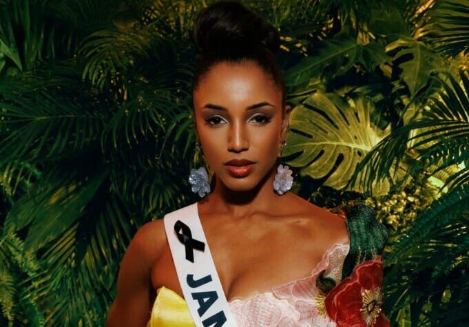 Miss Jamaica sufre caída durante competencia preliminar de Miss Universo 2025