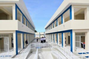 Gobierno entrega Liceo Experimental UASD en Comendador