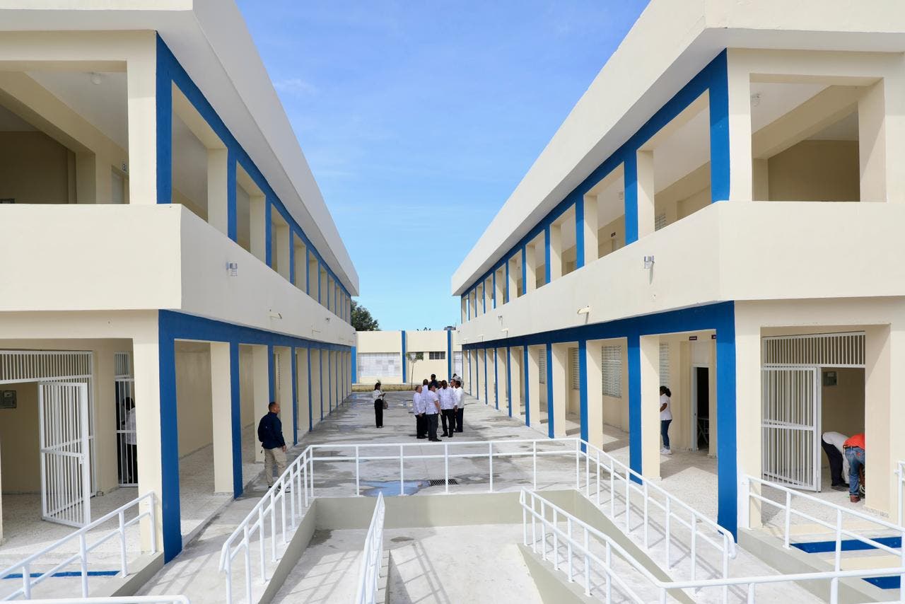 Gobierno entrega Liceo Experimental UASD en Comendador
