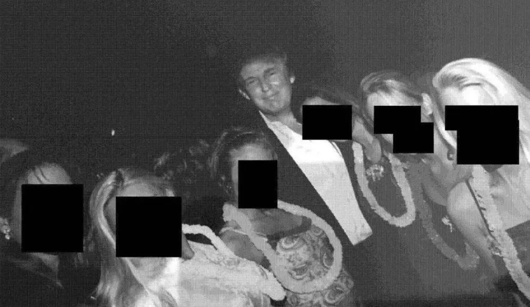 Demócratas publican fotos impactantes de Trump con mujeres en mansión de Epstein