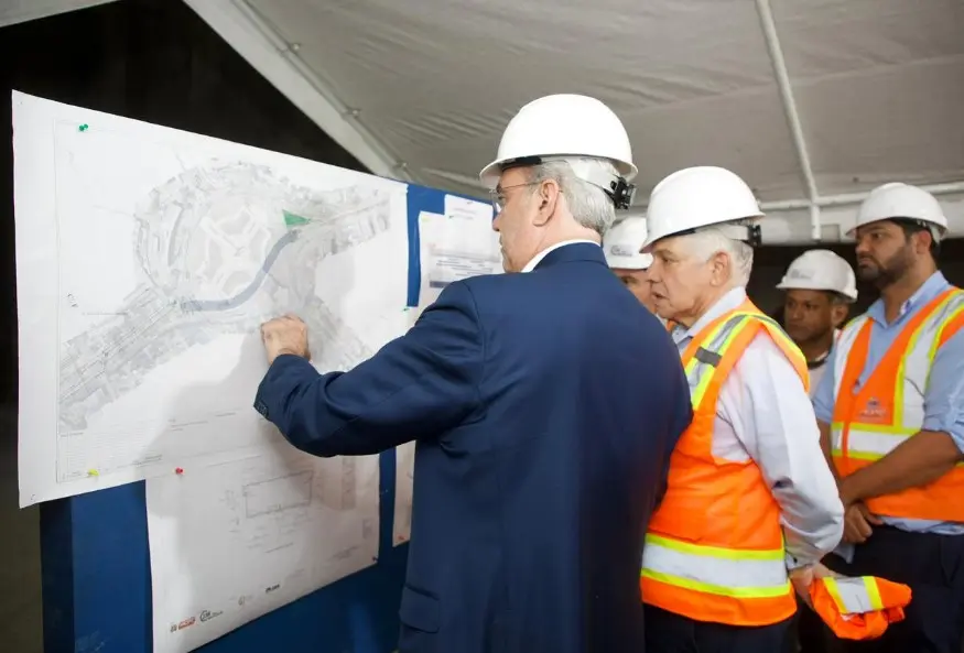 Visita nocturna: Abinader inspecciona túnel bajo la Plaza de la Bandera