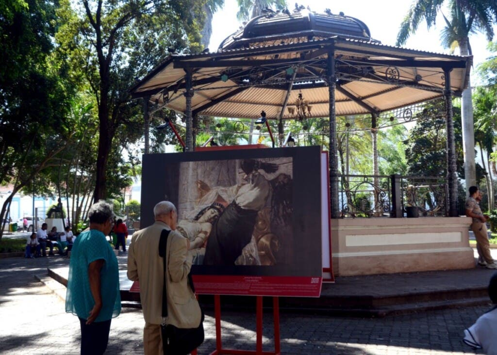 Santiago, convirtió desde ayer en un museo abierto, para disfrutar de representaciones de obras de grandes maestros