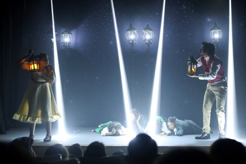 El señor Ebenezer Scrooge es un hombre tacaño, uraño, miserable, que en todo ve el dinero. 