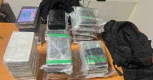 Apresan 2 alemanes ligan 28 paquetes coca en AILA