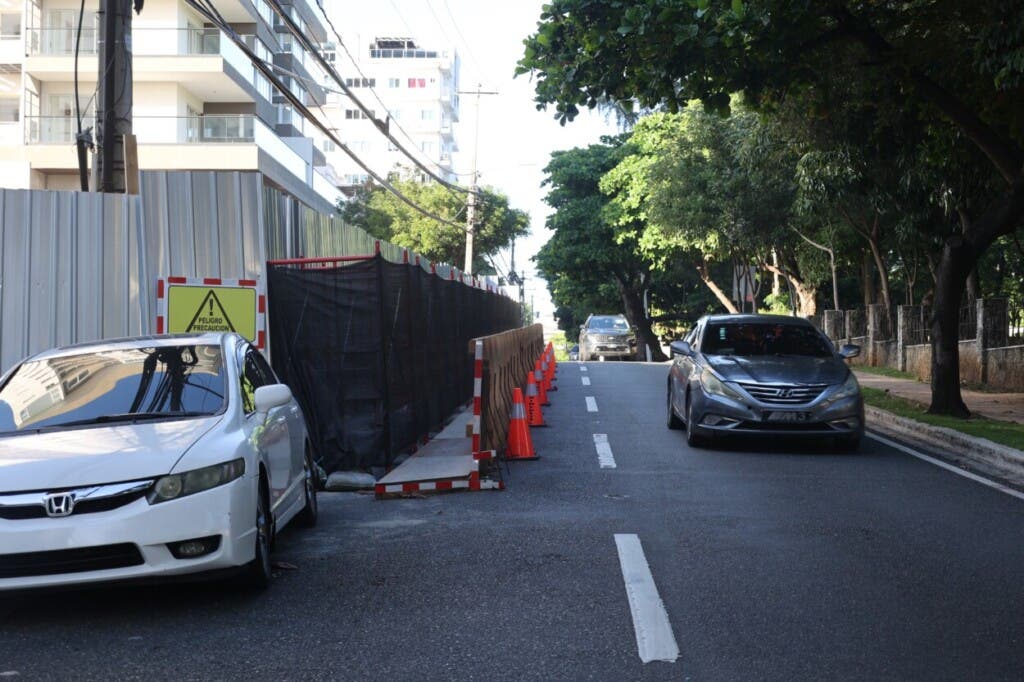 La Dirección General de Seguridad de Tránsito y Transporte Terrestre (Digesett), colocó conos y cerró un carril de la avenida César Nicolás Penson, en el Distrito Nacional como prevención para salvaguardar la integridad de conductores y peatones, tras ocurrir un derrumbe a causa de la construcción de una torre que se levanta en el lugar. A más de un mes la situación continúa igual como se ve en la foto tomada hoy. Foto
Guillermos Burgos