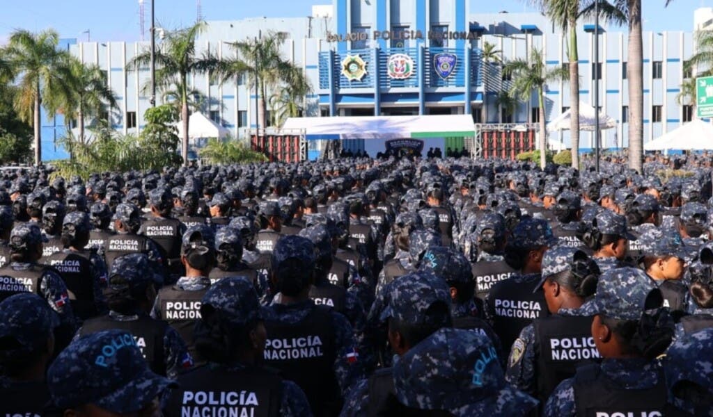 Miles de agentes hoy en la explanada del Palacio de la Policía en el inicio del operativo para proteger a la población en el período navideño. Acto lo encabezó el presidente Abinader./Foto Guillermo Burgos