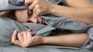 Especialista revela hábitos de sueño comunes que arruinan el descanso