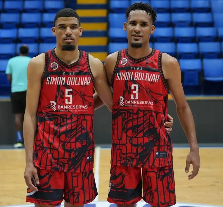 Robert Brito (5) y Manuel Martínez (3), del Simón Bolívar.