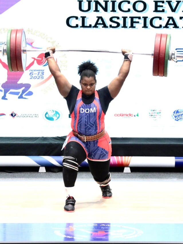 Verónica Saladín muestra su esfuerzo al realizar una alzada.