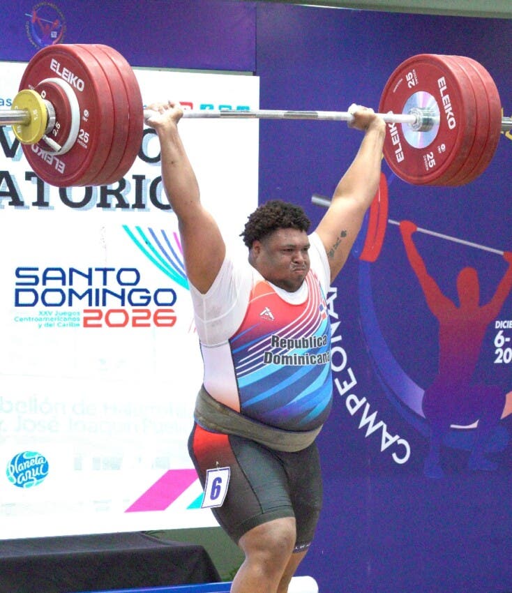 Ezequiel Germán Nieves realiza sostiene la pesa para una alzada válida en el campeonato.