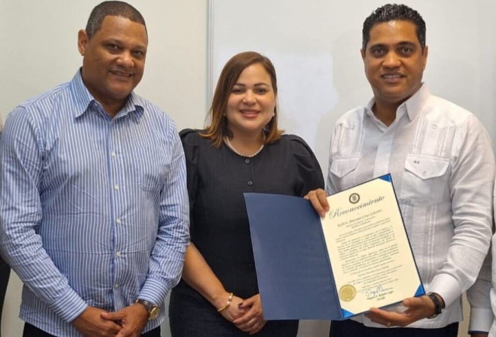 El ministro Kelvin Cruz recibe reconocimiento de la Alcaldía de San Juan, Puerto Rico, en manos de Gaudy Gómez, junto a Carlos Hernandez (Dichoso), presidente de la Unión Deportiva Dominicana en Puerto Rico.