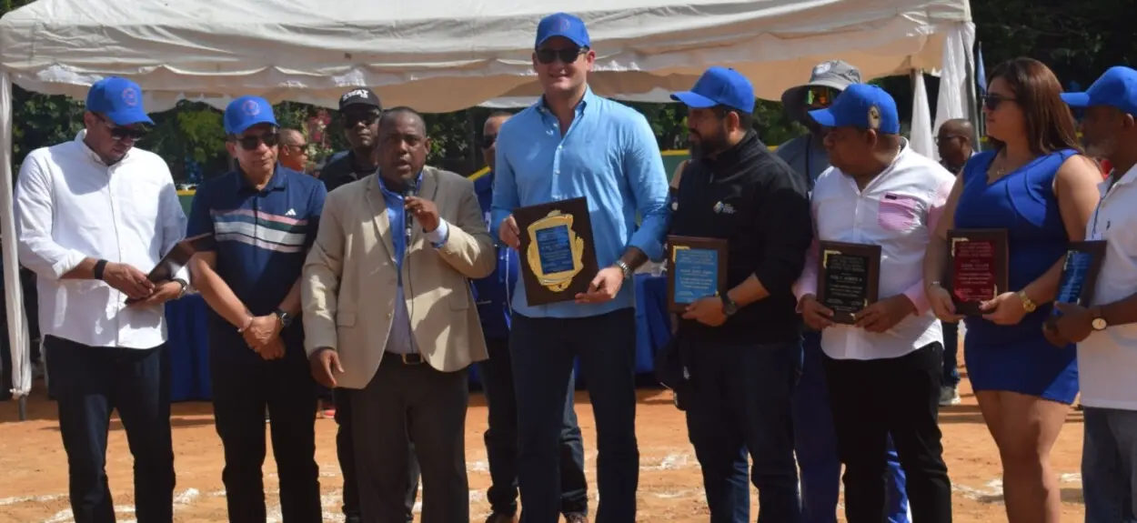 Luisito Mercedes celebra la Navidad con béisbol