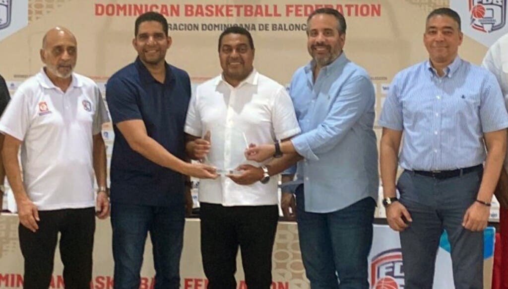 El periodista José P. Monegro, presidente del Comité de los Juegos del 2026 y director del matutino El Día, es premiado por Rafael Uribe y Alberto Rodríguez. Desde la izquierda Andrés Vanderhorts, Fernando Teruel y Junior Páez (Yipi).