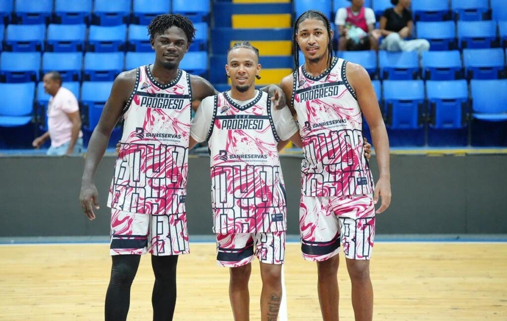 Los jóvenes  Estefano Cherami, José Pérez y Maicol Moya, el tridente más destacado en la victoria del club Progreso, que mantiene su invicto en el torneo.