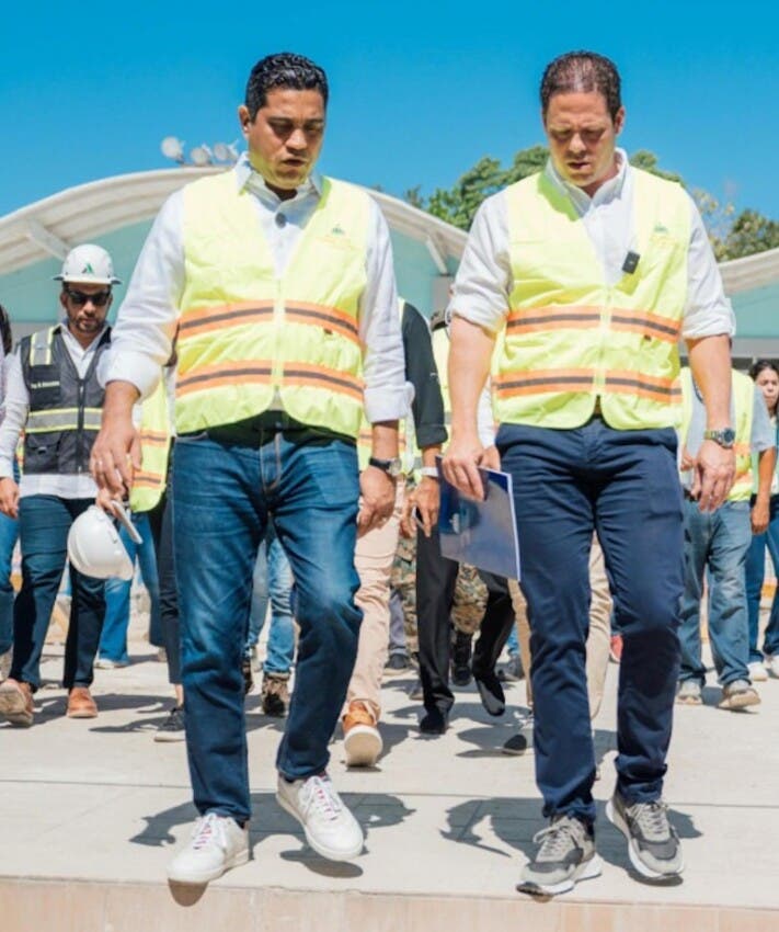 El ministro de la Vivienda, Carlos Bonilla y el ministro de Deportes, Kelvin Cruz, durante su más reciente recorrido por las instalaciones deportivas.