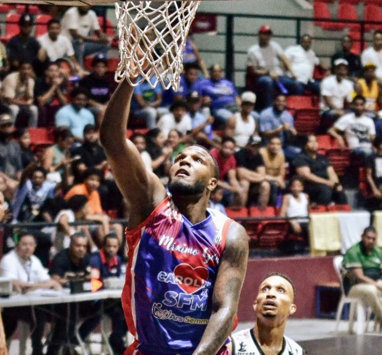 Luismal Ferreiras en una de sus ejecuciones ofensivas que fueron cruciales en la victoria de su club.