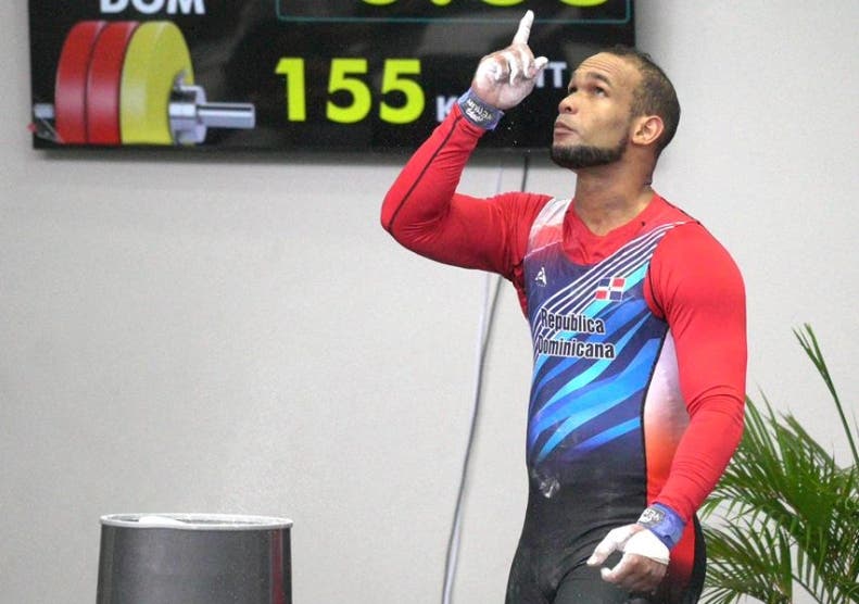 Julio Cedeño apunta hacia el cielo tras ejecutar de forma correcta.