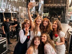 Thalía deslumbra al revivir a sus icónicos personajes de telenovelas en emotivo video