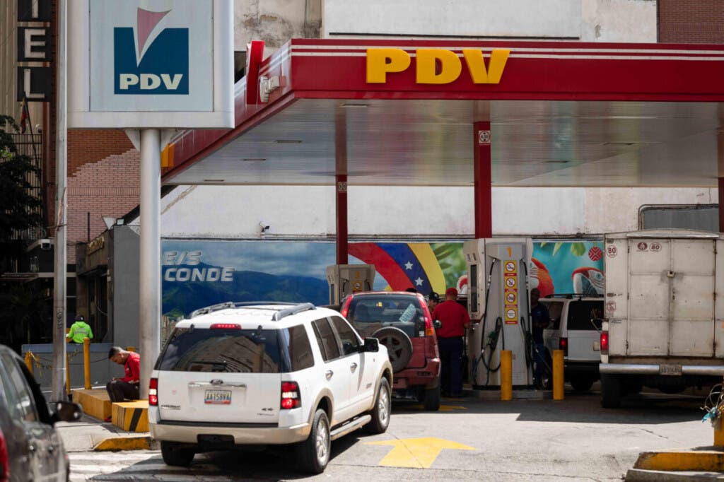 Venezuela enfrentó una grave escasez de gasolina que mantuvo a miles de conductores en largas filas durante días para poder abastecerse