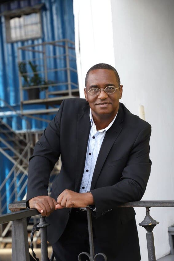 El periodista y escritor Manuel Nova publica su más reciente obra, Sable