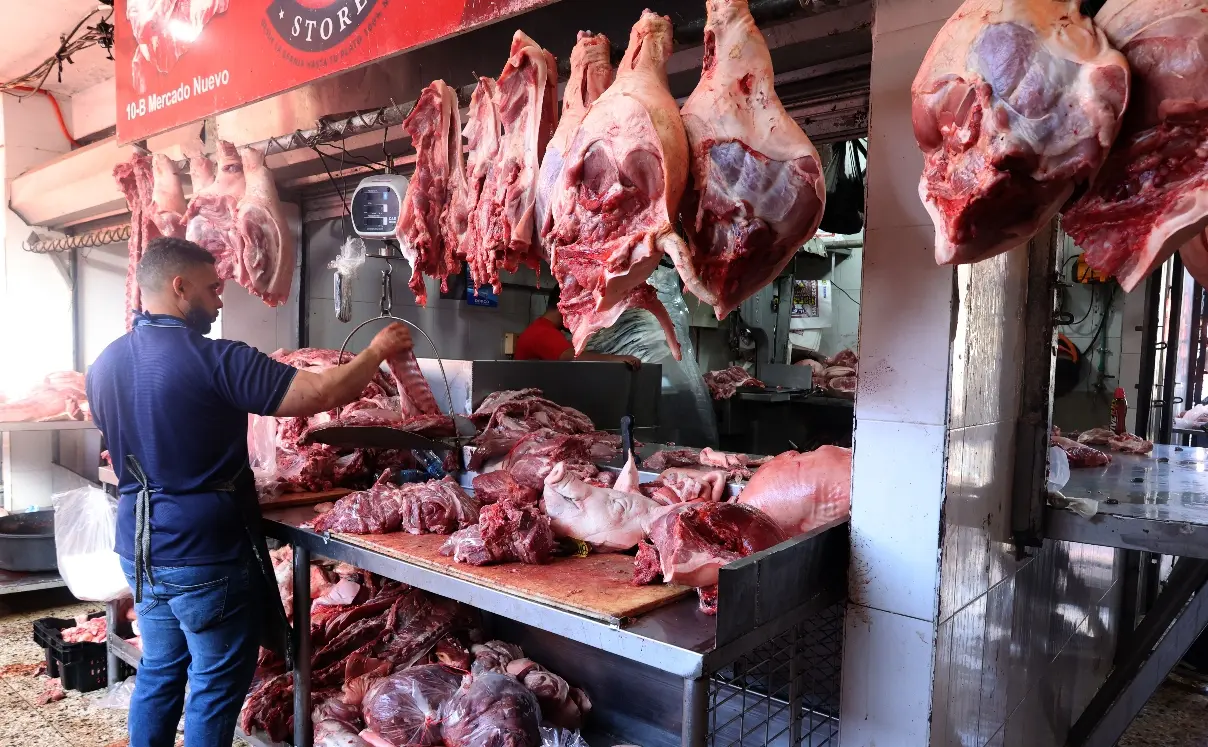 Dicen venta pollo y cerdo baja 50 y 70 %