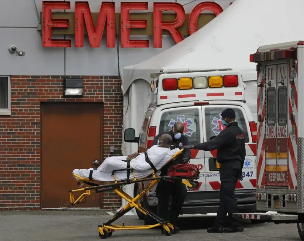 Una mujer falleció y al menos otras cuatro personas resultaron heridas leves este martes 