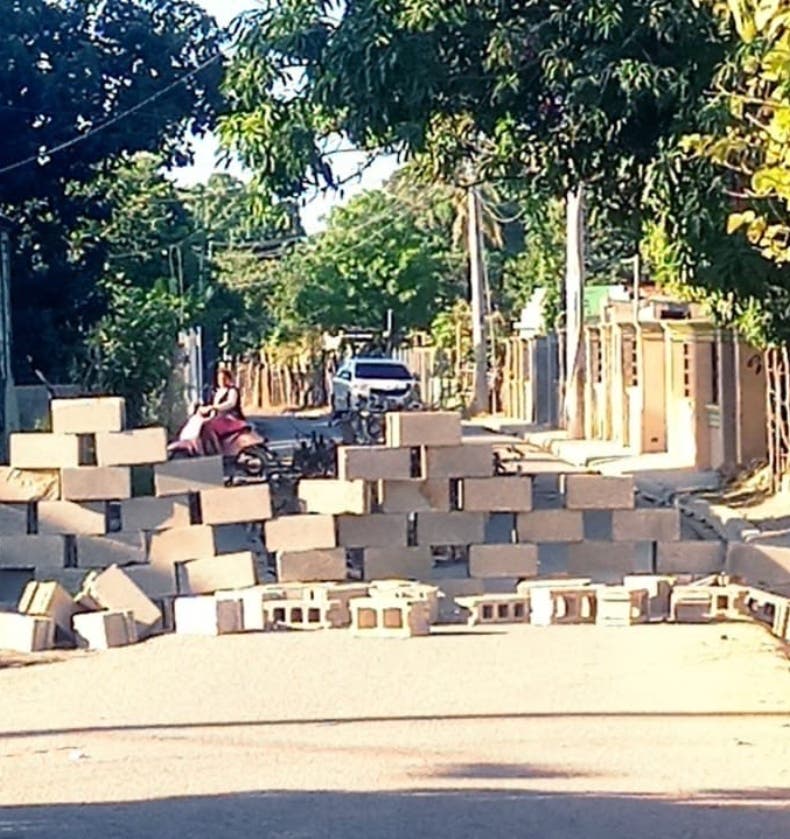 Paro en Cibao Central: demandan cese de apagones, seguridad y rebaja de precios