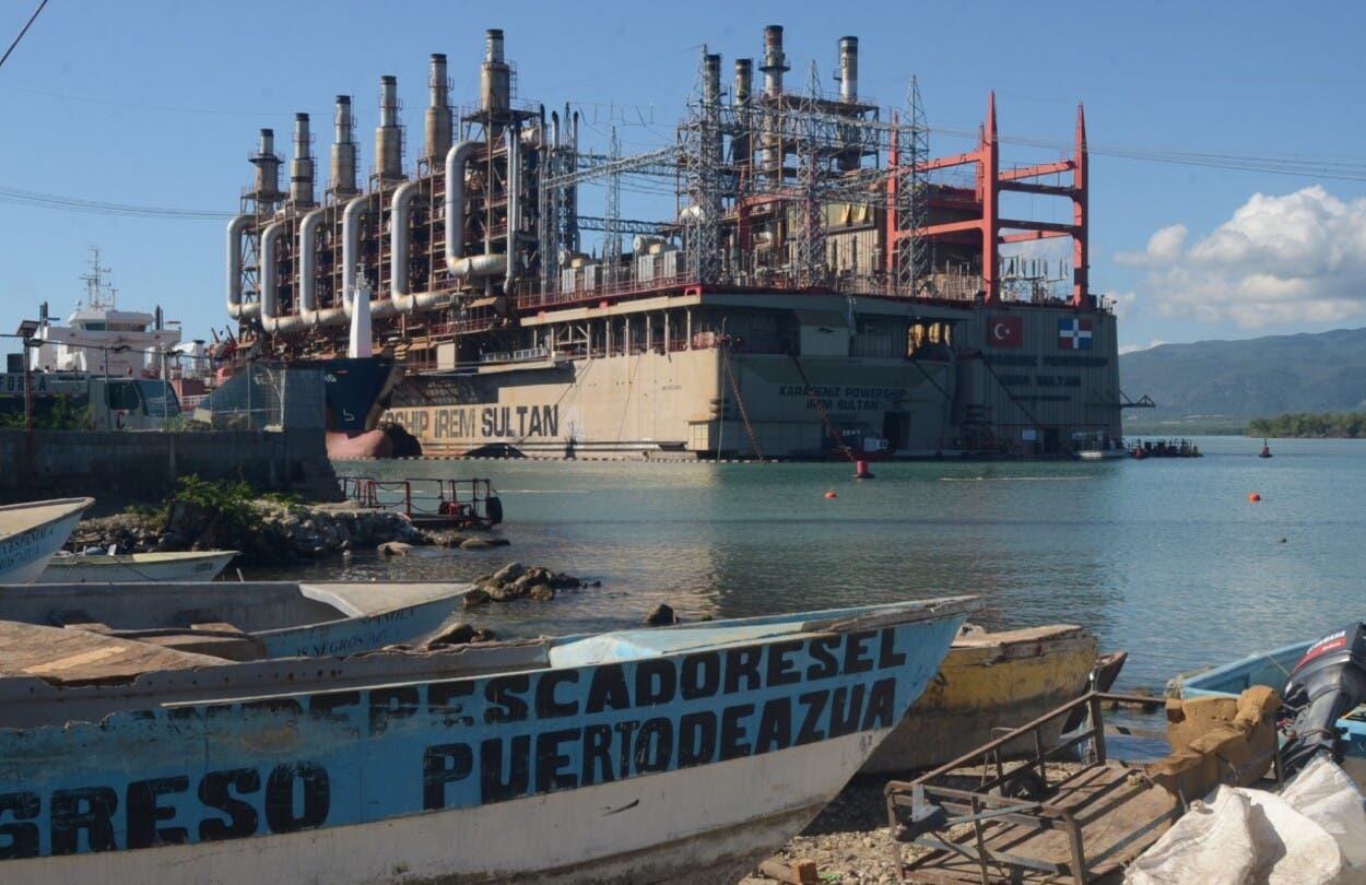 Las barcazas de la muerte que operan en Los Negros