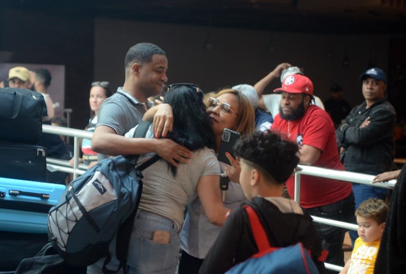 Nunca faltan los besos, abrazos, risas y lágrimas en los reencuentros emociales en el AILA./Foto Jorge González