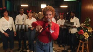 Nairoby trae alegría en Navidad con versión merengue de All I Want for Christmas Is You