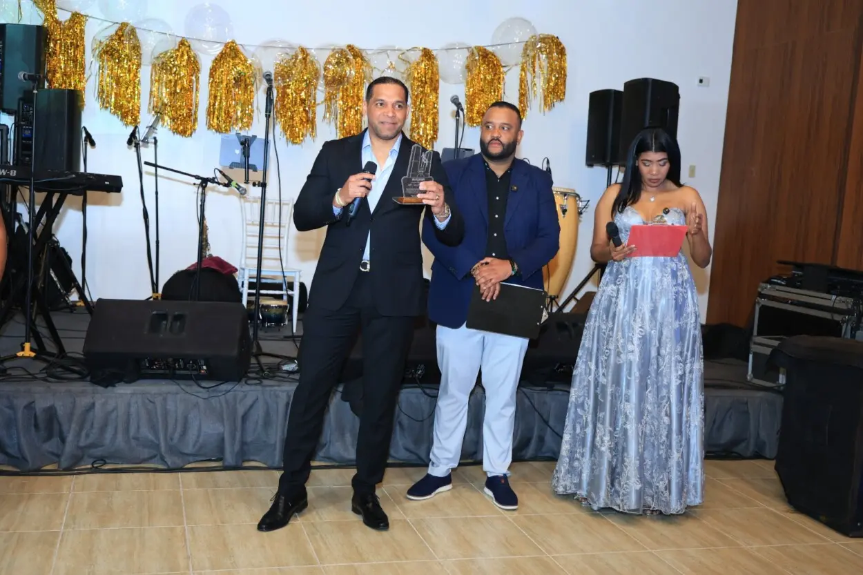 Cirujano plástico exhorta a pacientes a evitar excesos durante Navidad y Año Nuevo