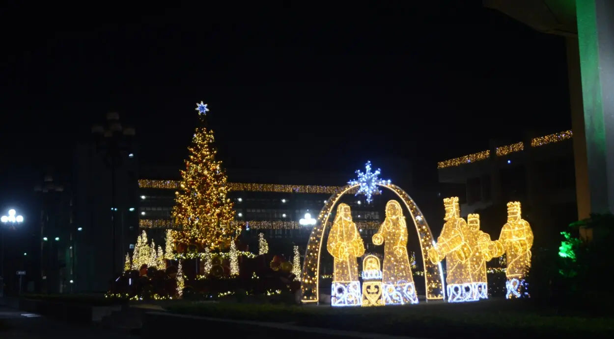 La capital se transforma en destellos de luces y colores propios de la Navidad