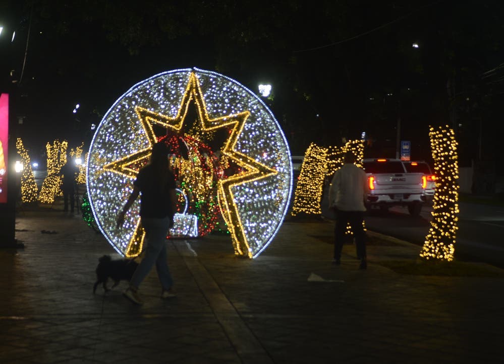 La decoración de la navidad en el bulevar de la Winston Churchill./Foto Jorge González