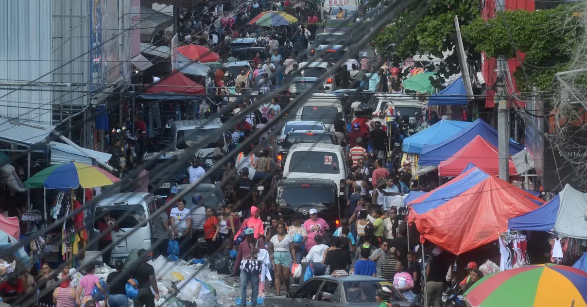 Miles salen de compras navideñas en la Duarte y José Martí en Santo Domingo