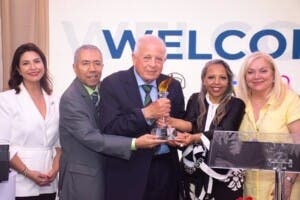 RoseMaryNews entrega “La Antorcha de la Democracia” a exalcalde Miami