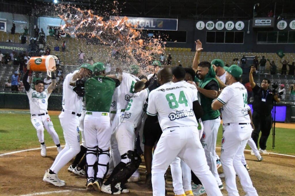 ras el triunfo, el equipo de la “Sultana del Este” se ubica en el quinto puesto a un juego por debajo del cuarto lugar, que ocupan los Tigres del Licey y Gigantes del Cibao, respectivamente.