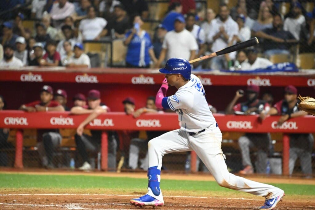 En su labor completa, Valdez (2-0) permitió cuatro imparables con cuatro ponches. Perdió Alberto Pacheco (0-1) al ceder tres carreras