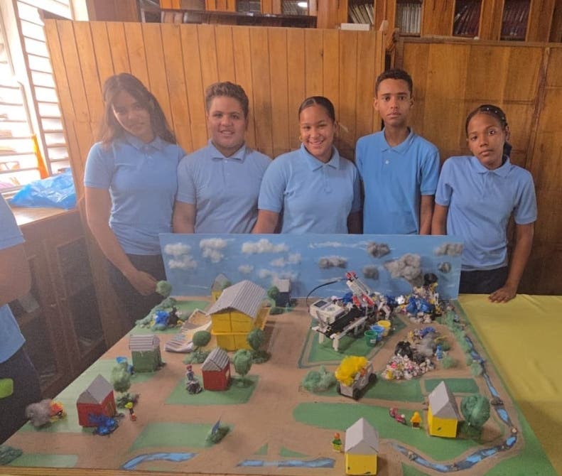 Estudiantes diseñan robot clasificador de desechos