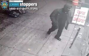 Afroamericano entra a bodega en El Bronx, dispara y hiere dos personas